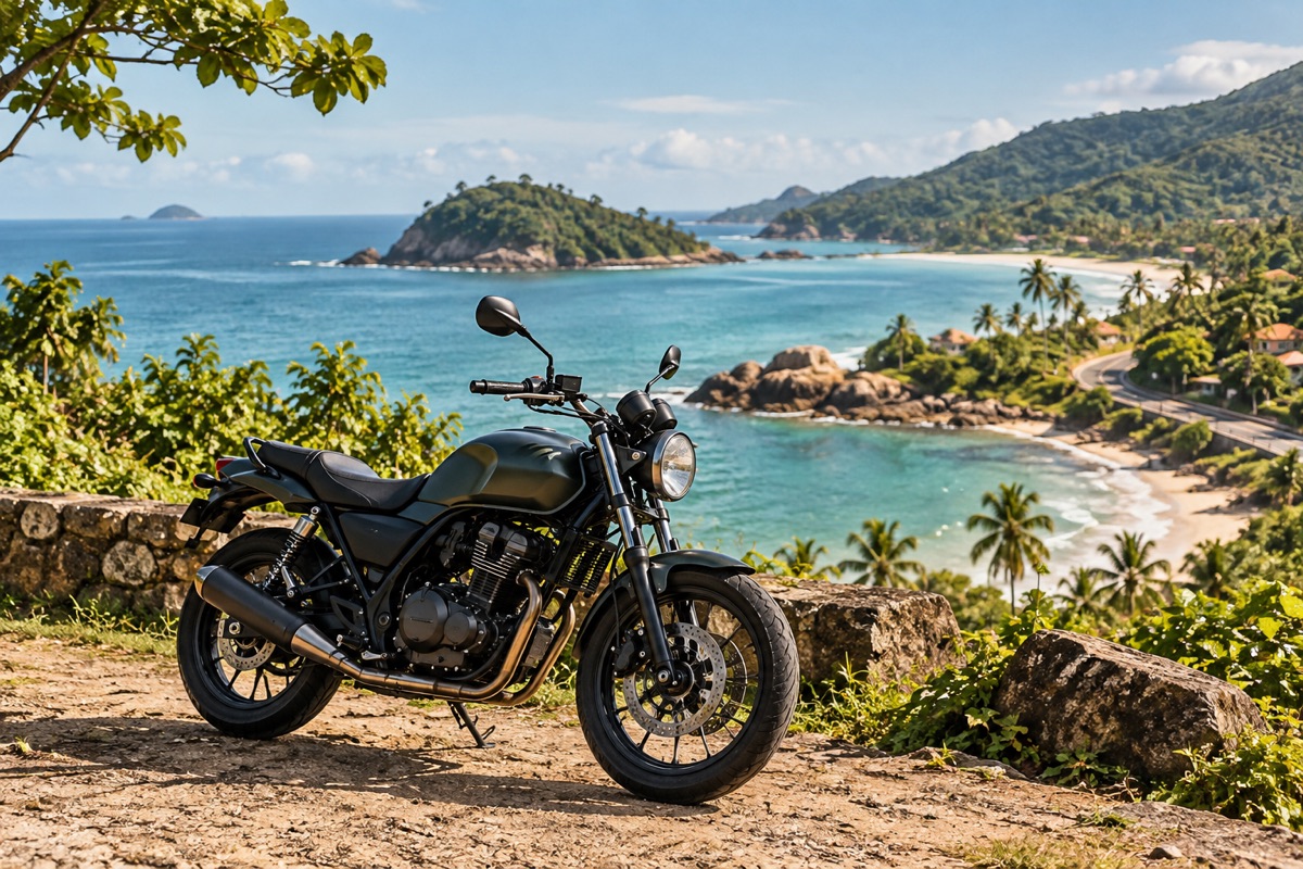 Moto estacionada em um mirante de frente para o mar